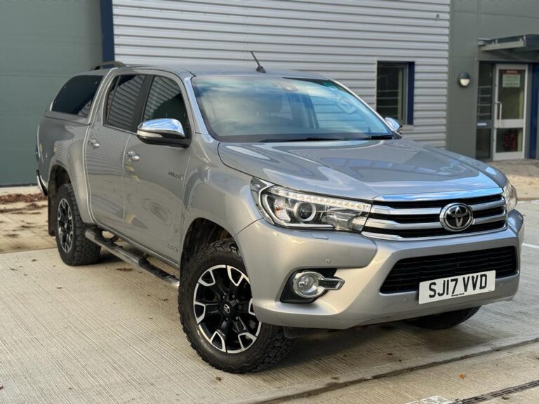 Toyota Hilux 2.4 D-4D Invincible X 4WD Euro 6 4dr (TSS)