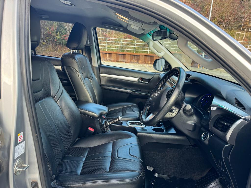 
								Toyota Hilux 2.4 D-4D Invincible X 4WD Euro 6 4dr (TSS) full									