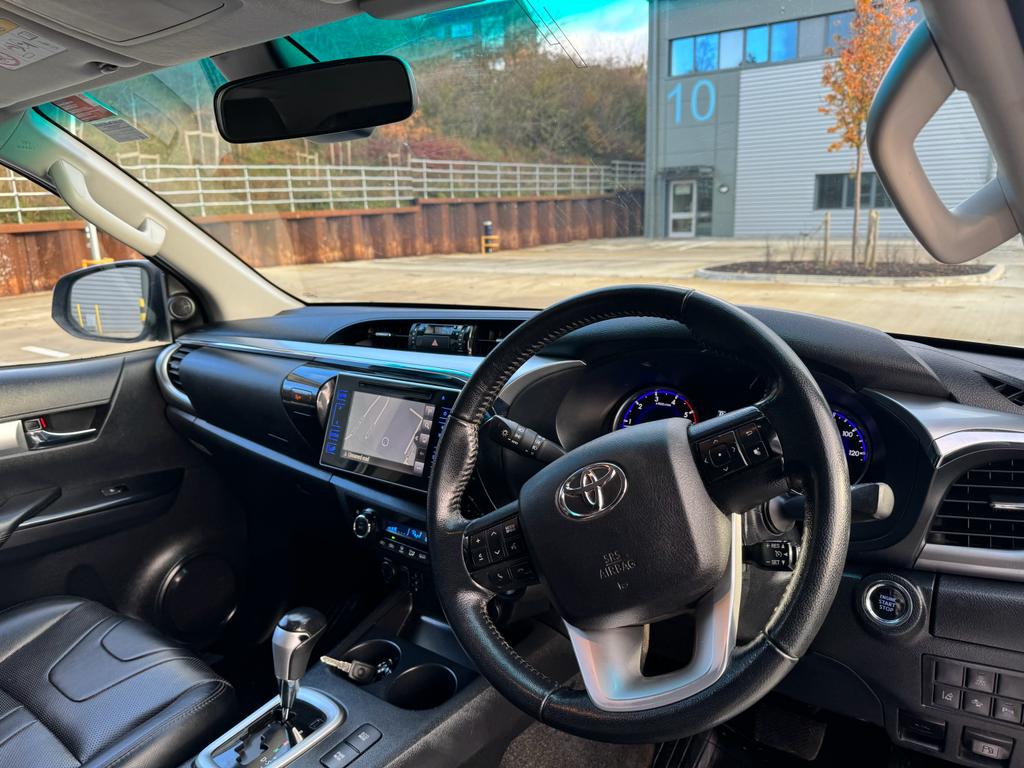 
								Toyota Hilux 2.4 D-4D Invincible X 4WD Euro 6 4dr (TSS) full									