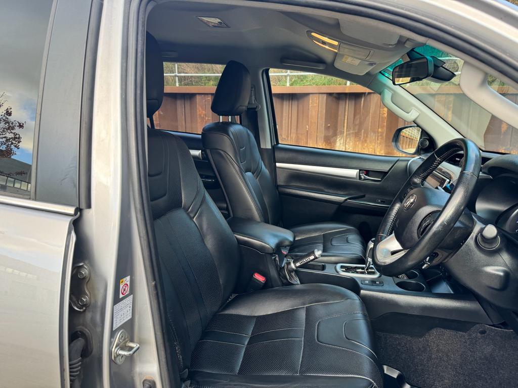 
								Toyota Hilux 2.4 D-4D Invincible X 4WD Euro 6 4dr (TSS) full									