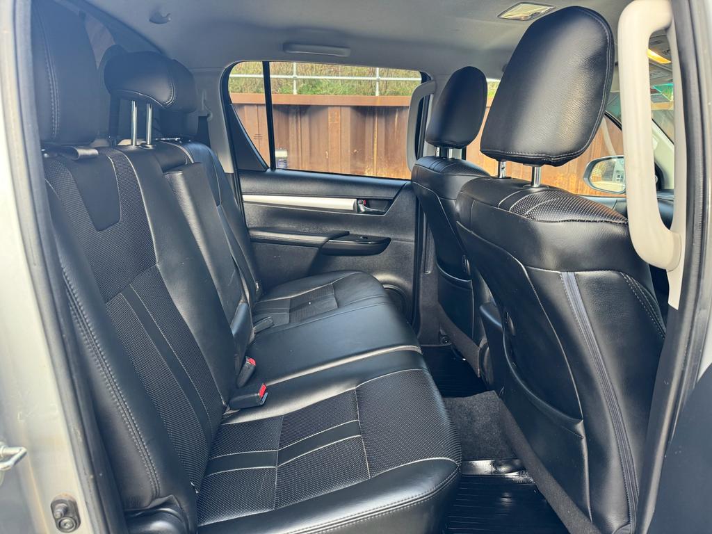 
								Toyota Hilux 2.4 D-4D Invincible X 4WD Euro 6 4dr (TSS) full									