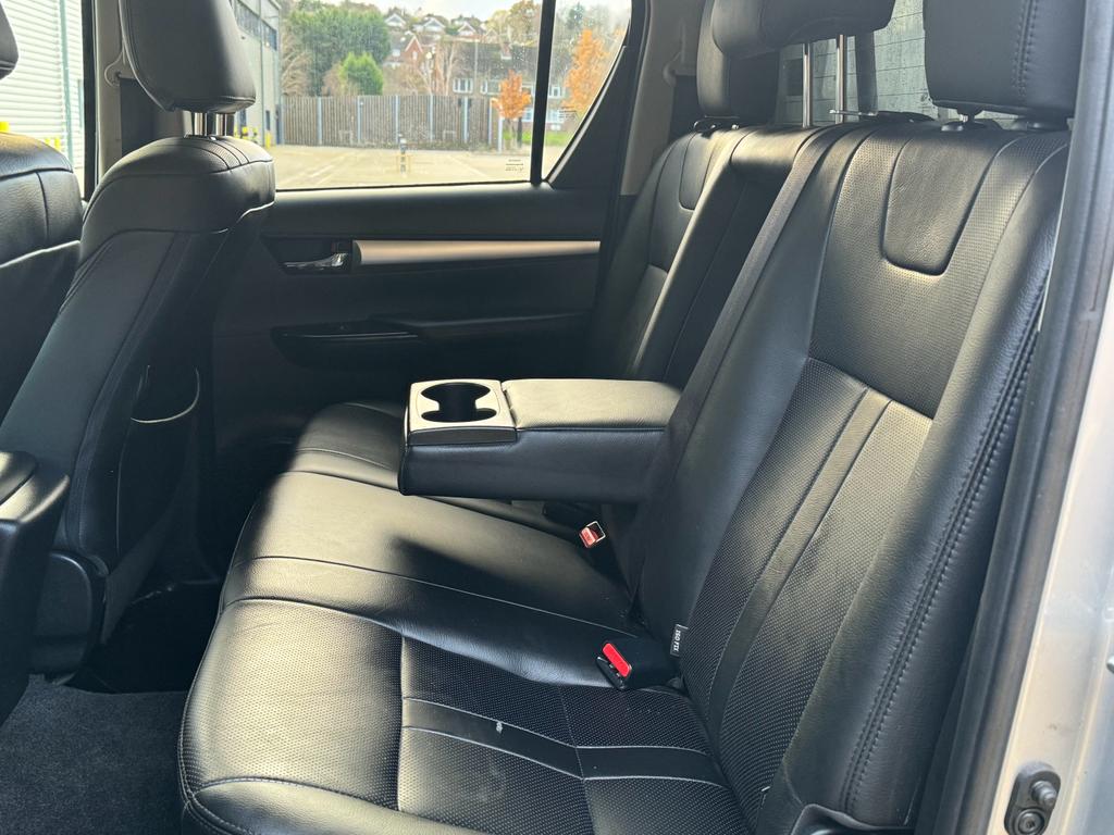 
								Toyota Hilux 2.4 D-4D Invincible X 4WD Euro 6 4dr (TSS) full									