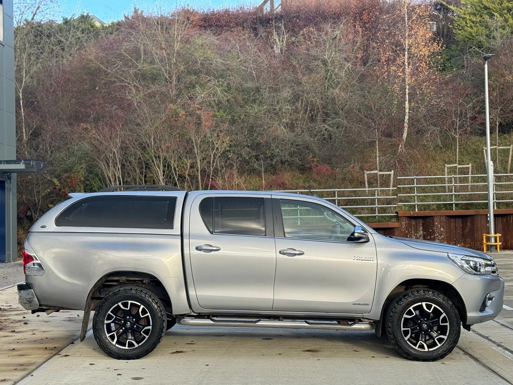 
								Toyota Hilux 2.4 D-4D Invincible X 4WD Euro 6 4dr (TSS) full									