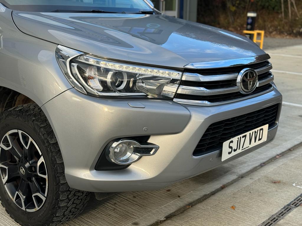 
								Toyota Hilux 2.4 D-4D Invincible X 4WD Euro 6 4dr (TSS) full									
