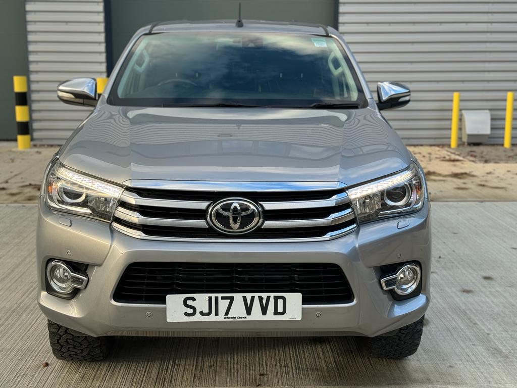 
								Toyota Hilux 2.4 D-4D Invincible X 4WD Euro 6 4dr (TSS) full									