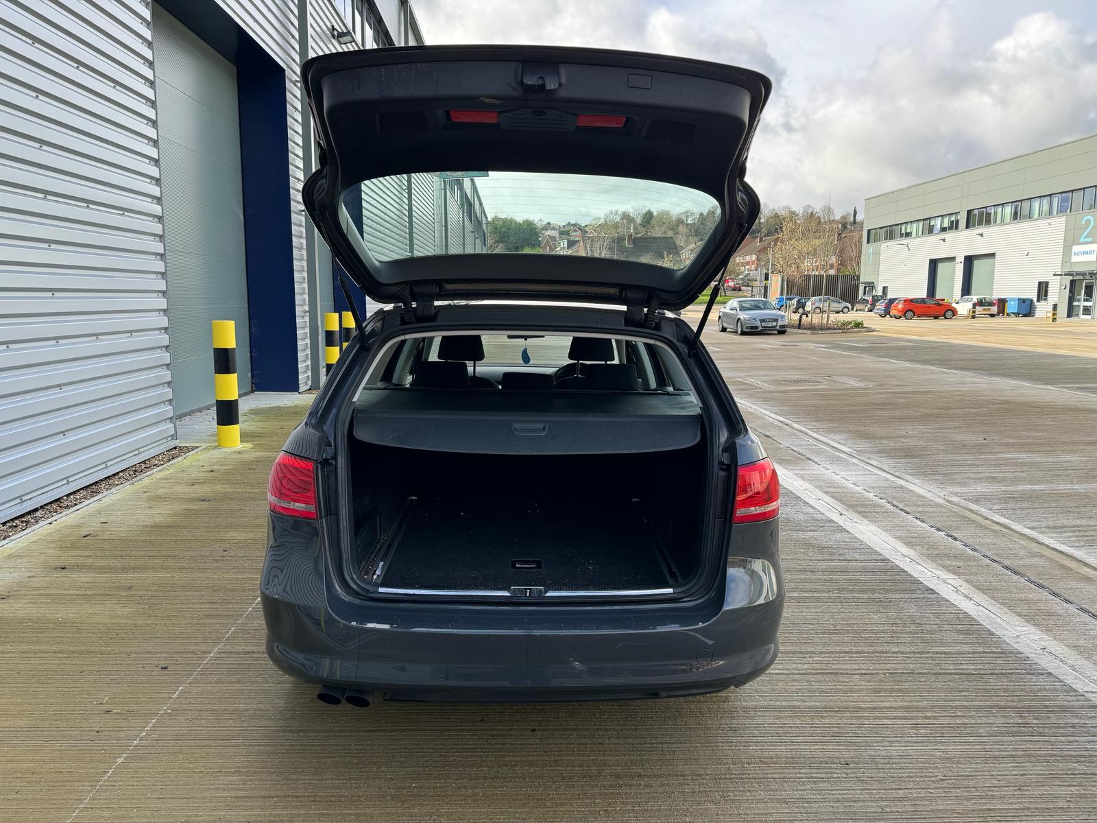 
								Volkswagen Passat S (2011) 2.0 TDI BlueMotion Tech S Estate 5dr Diesel DSG Euro 5 (s/s) (140 ps) full									