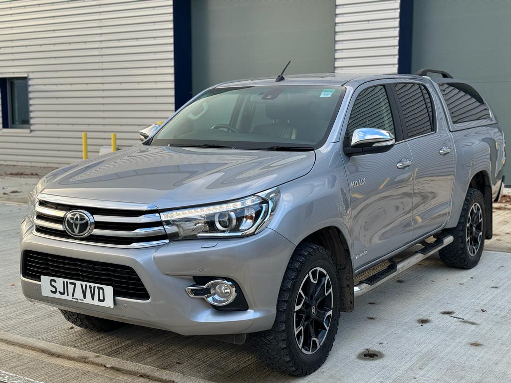 
								Toyota Hilux 2.4 D-4D Invincible X 4WD Euro 6 4dr (TSS) full									