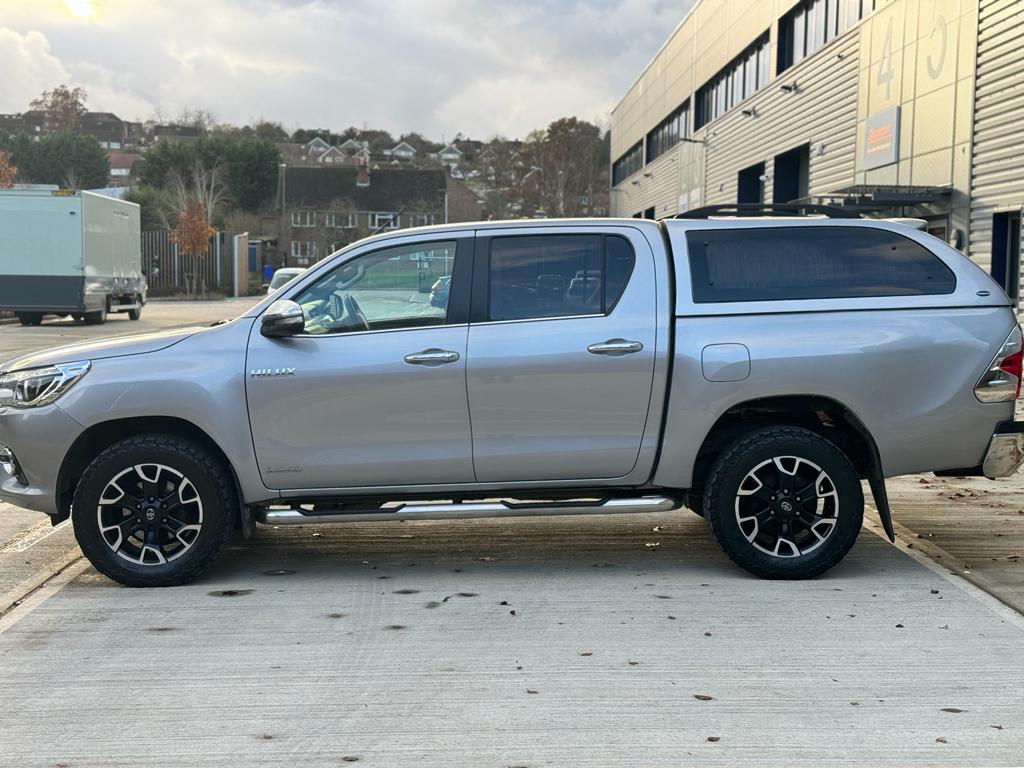 
								Toyota Hilux 2.4 D-4D Invincible X 4WD Euro 6 4dr (TSS) full									