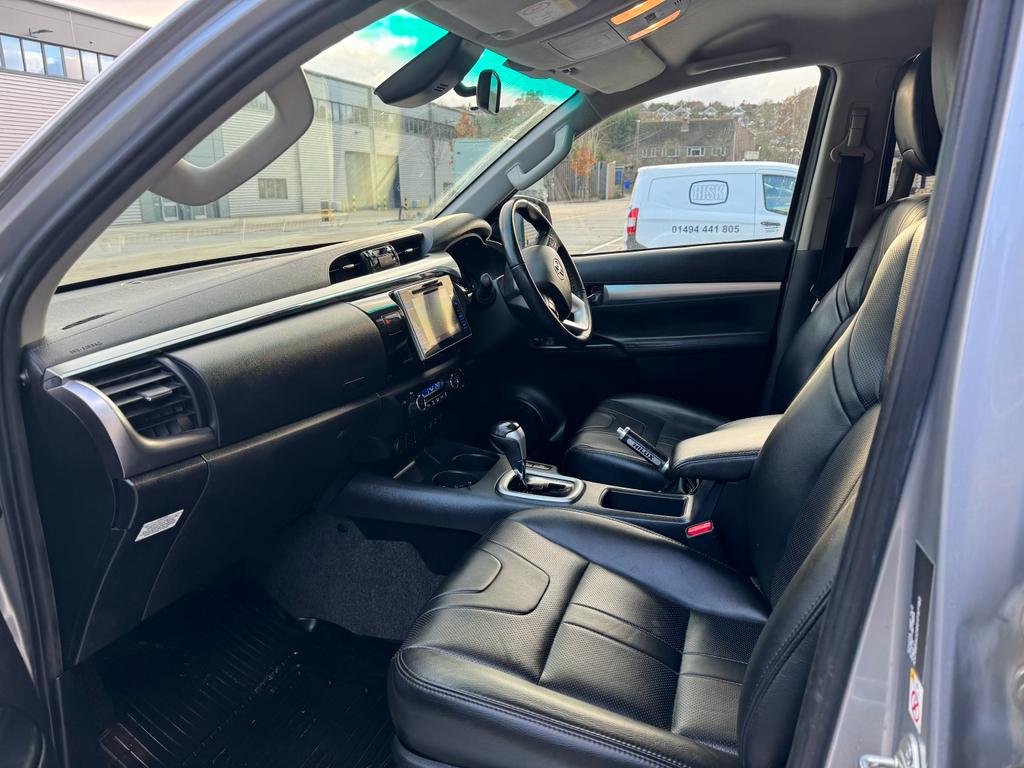 
								Toyota Hilux 2.4 D-4D Invincible X 4WD Euro 6 4dr (TSS) full									