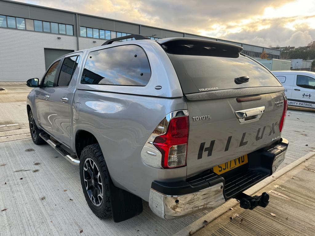 
								Toyota Hilux 2.4 D-4D Invincible X 4WD Euro 6 4dr (TSS) full									