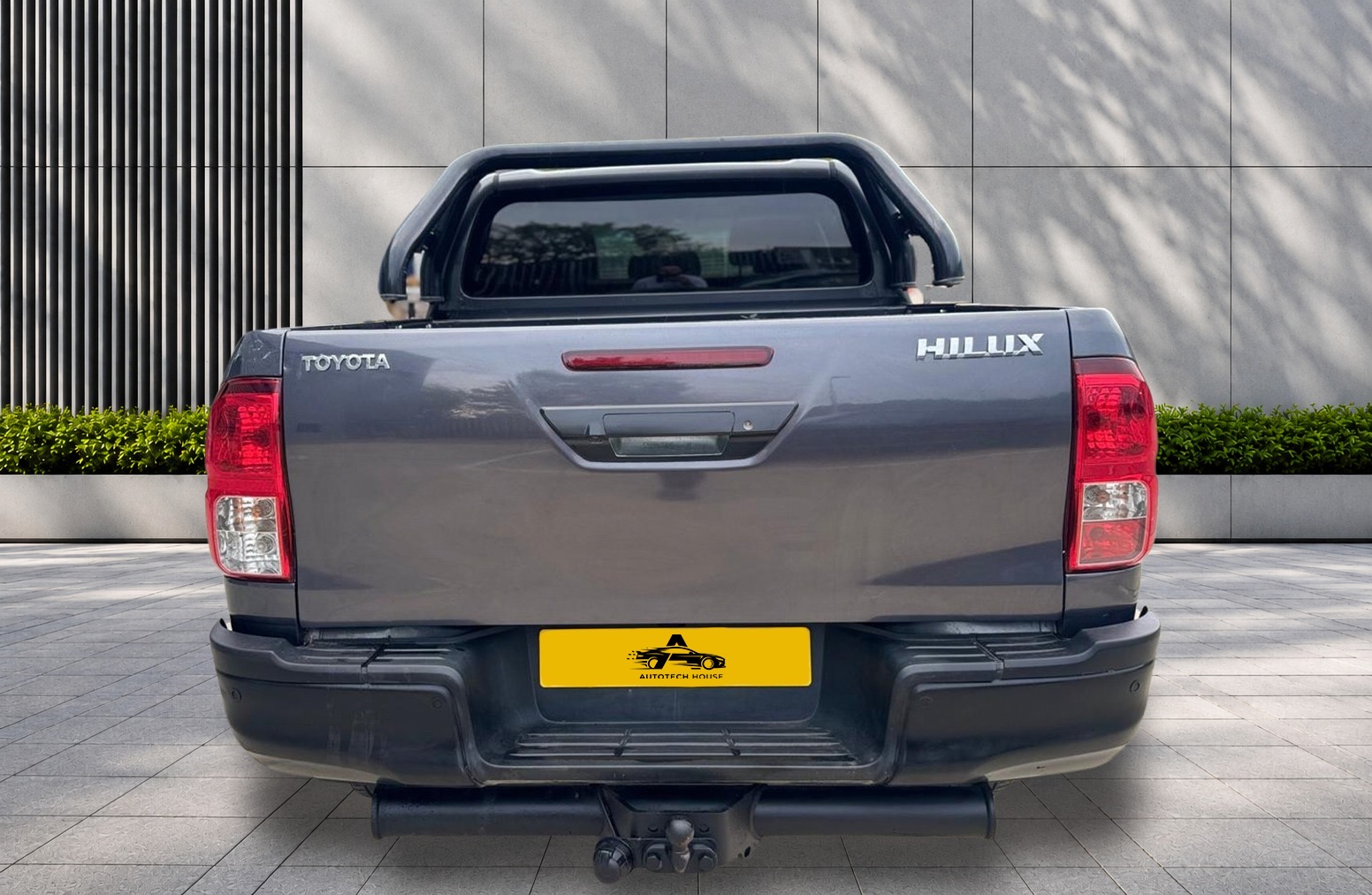 
								Toyota Hilux 2.4 D-4D Invincible X 4WD Euro 6 4dr (TSS) full									