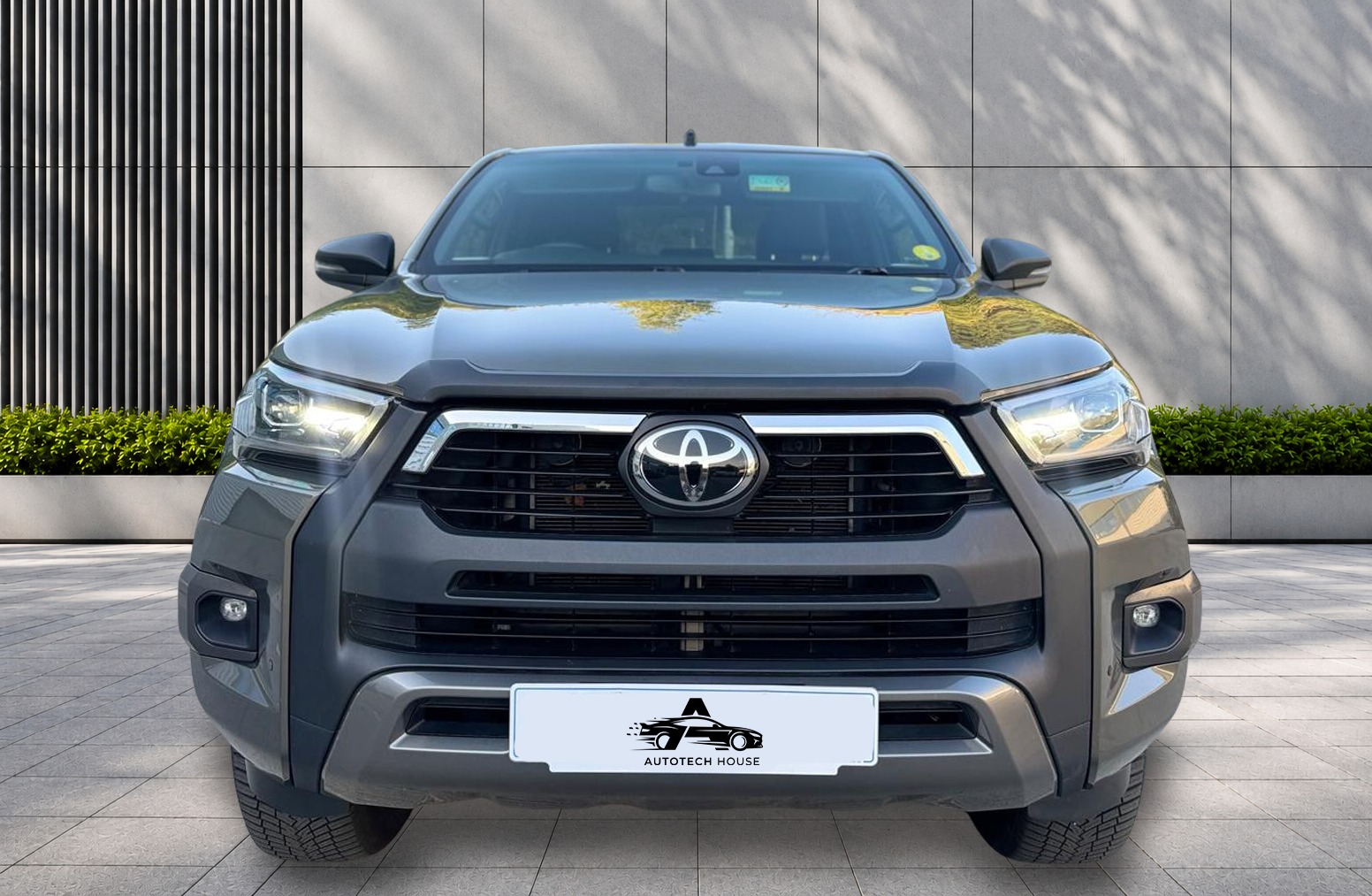 
								Toyota Hilux 2.8 D-4D Invincible X Auto 4WD Euro 6 (s/s) 4dr full									
