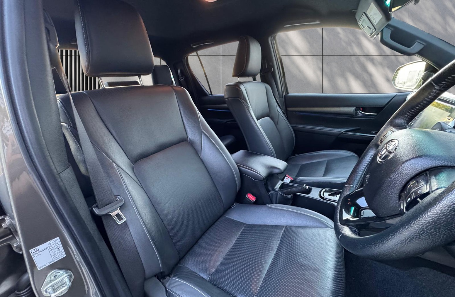 
								Toyota Hilux 2.8 D-4D Invincible X Auto 4WD Euro 6 (s/s) 4dr full									