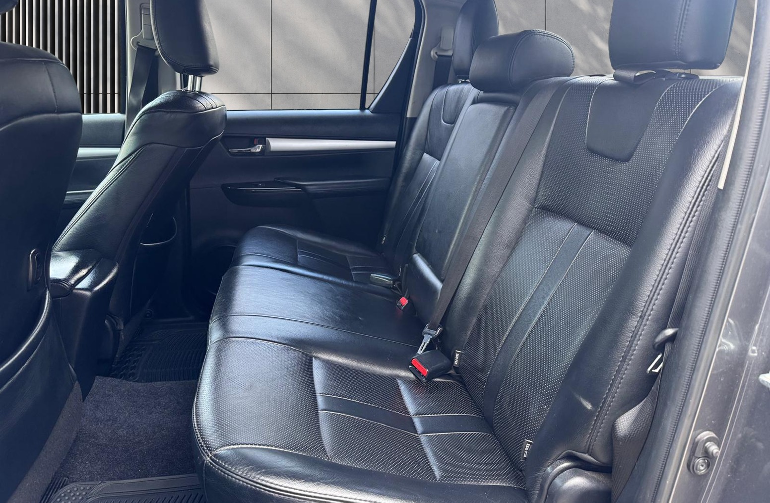 
								Toyota Hilux 2.4 D-4D Invincible X 4WD Euro 6 4dr (TSS) full									
