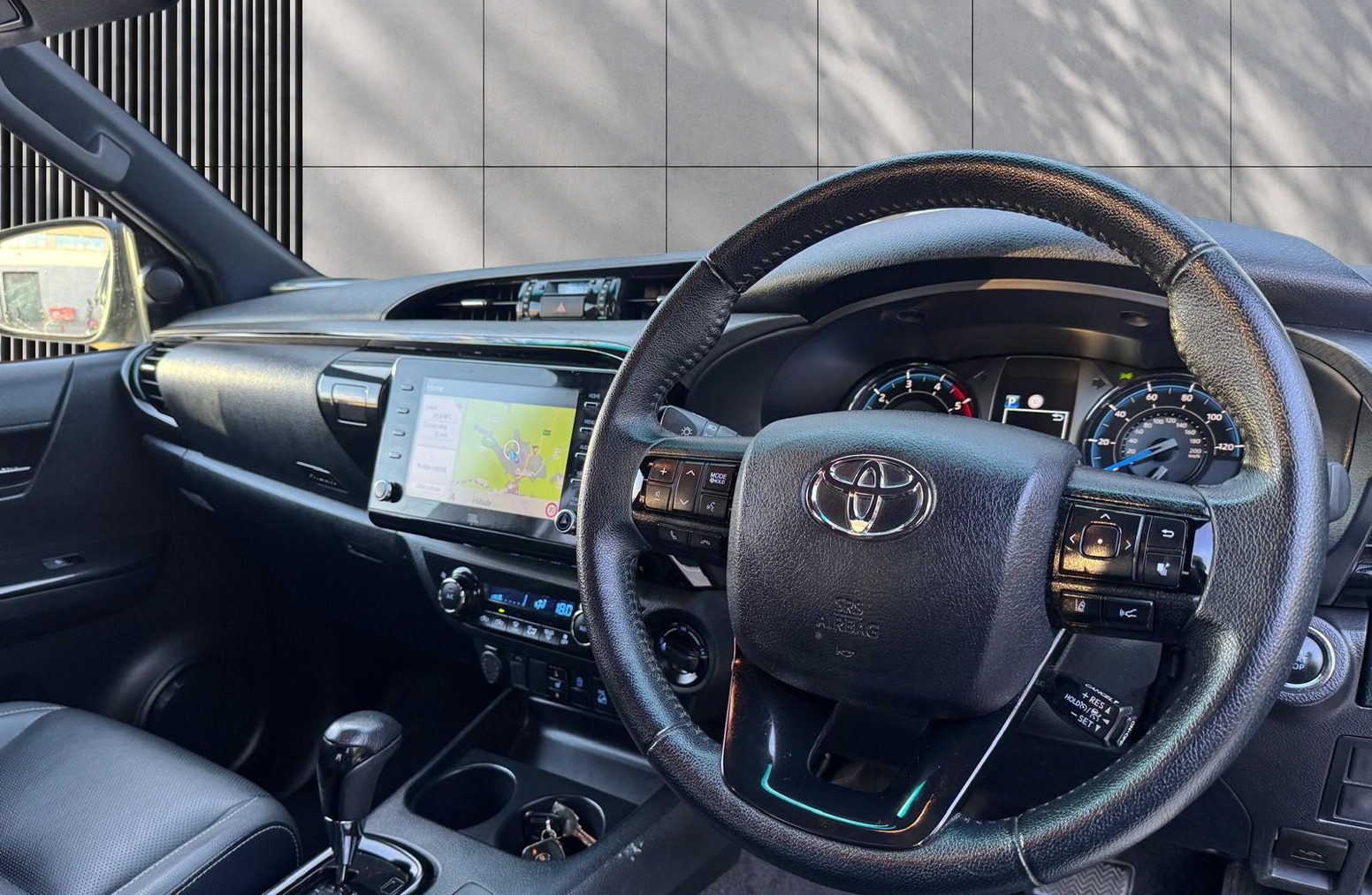 
								Toyota Hilux 2.8 D-4D Invincible X Auto 4WD Euro 6 (s/s) 4dr full									