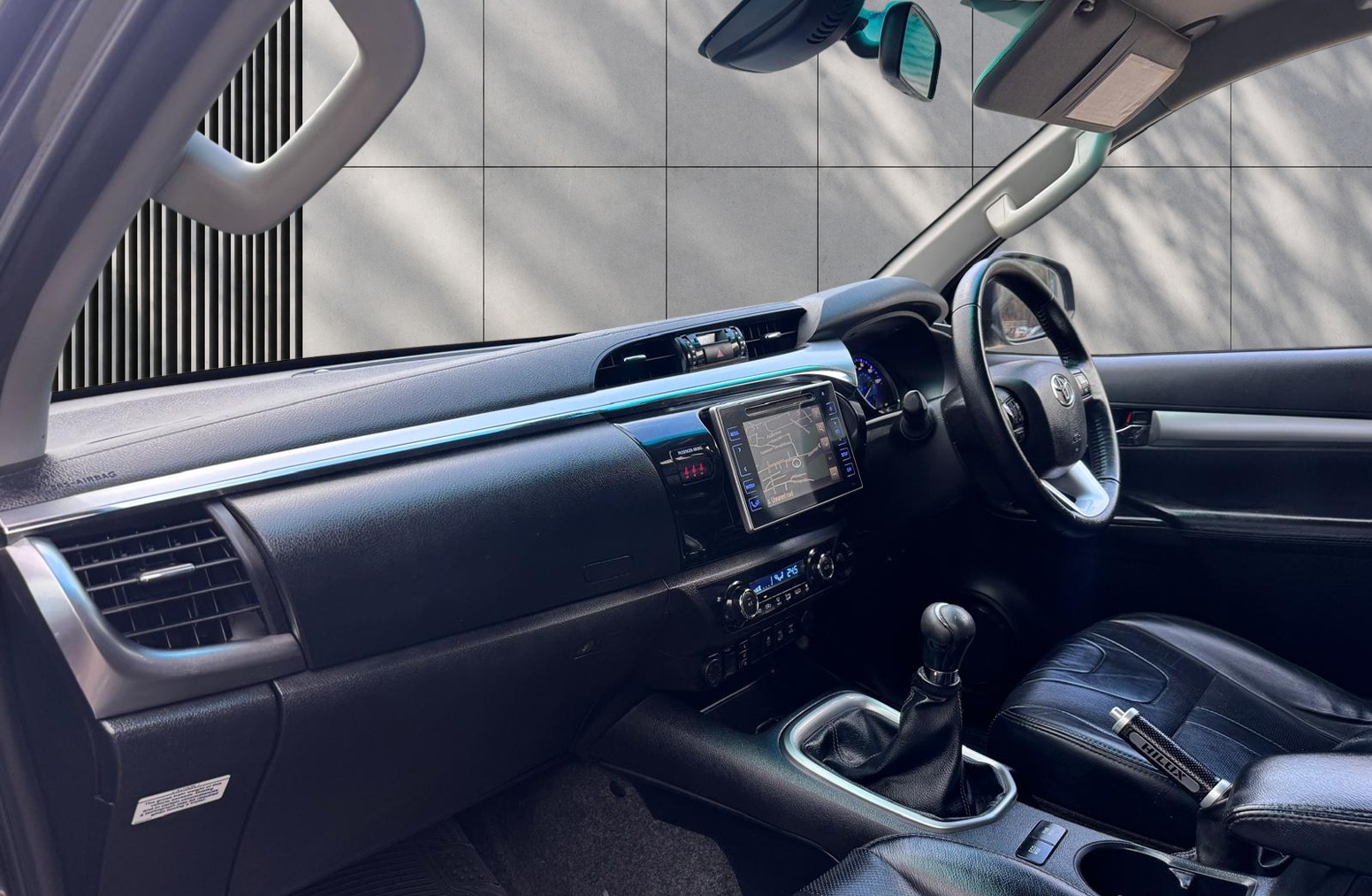 
								Toyota Hilux 2.4 D-4D Invincible X 4WD Euro 6 4dr (TSS) full									