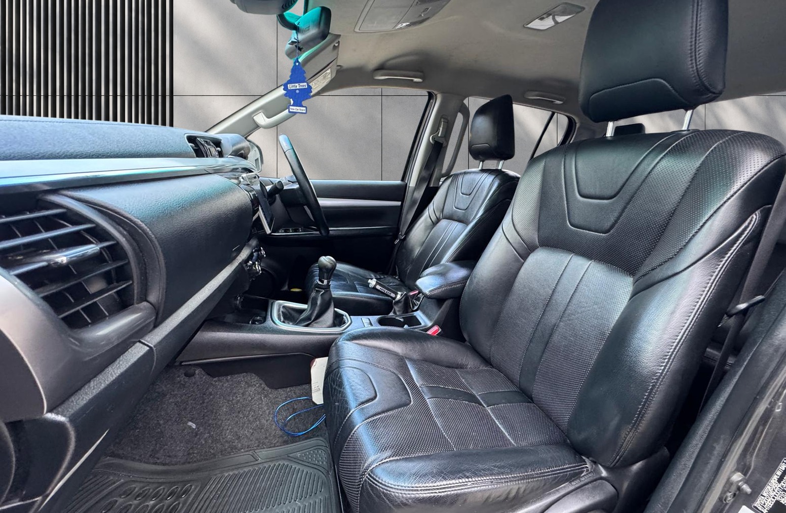 
								Toyota Hilux 2.4 D-4D Invincible X 4WD Euro 6 4dr (TSS) full									