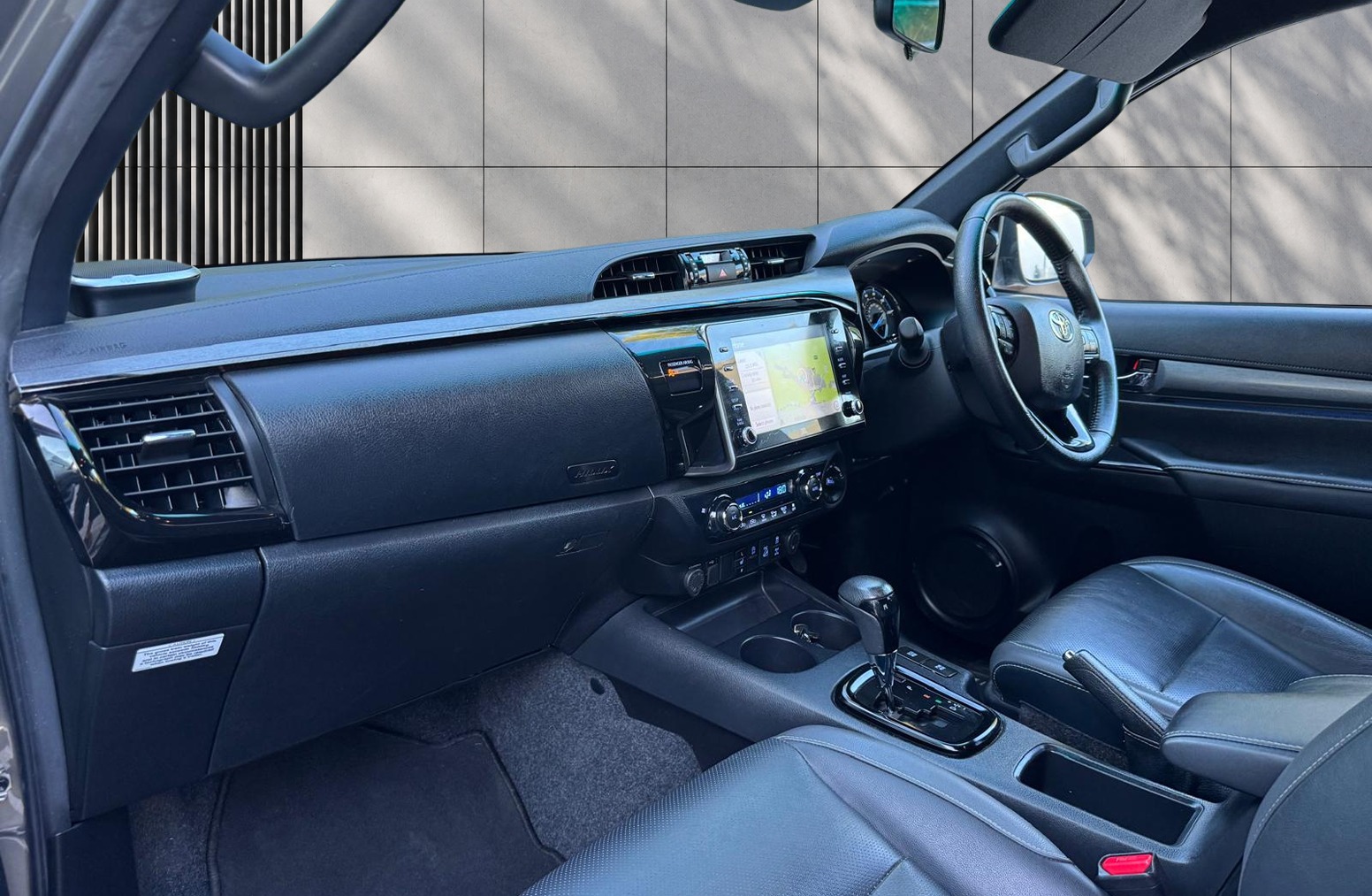 
								Toyota Hilux 2.8 D-4D Invincible X Auto 4WD Euro 6 (s/s) 4dr full									