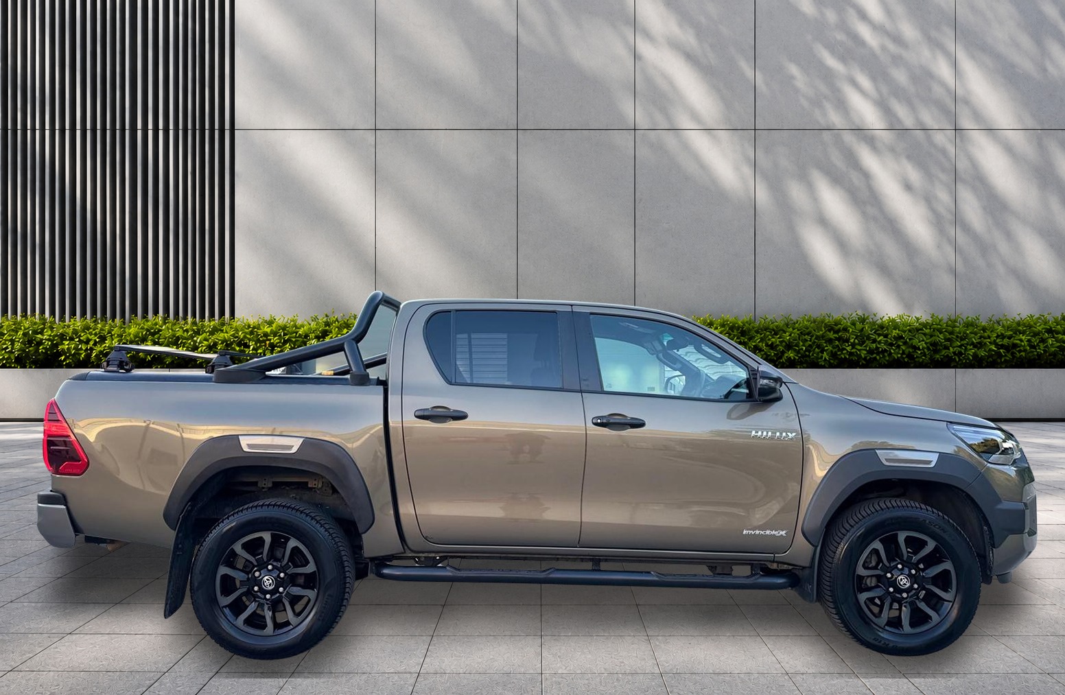 
								Toyota Hilux 2.8 D-4D Invincible X Auto 4WD Euro 6 (s/s) 4dr full									
