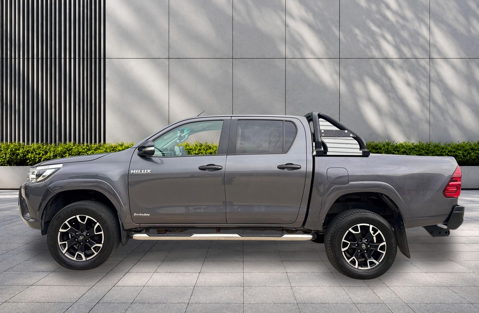 
								Toyota Hilux 2.4 D-4D Invincible X 4WD Euro 6 4dr (TSS) full									