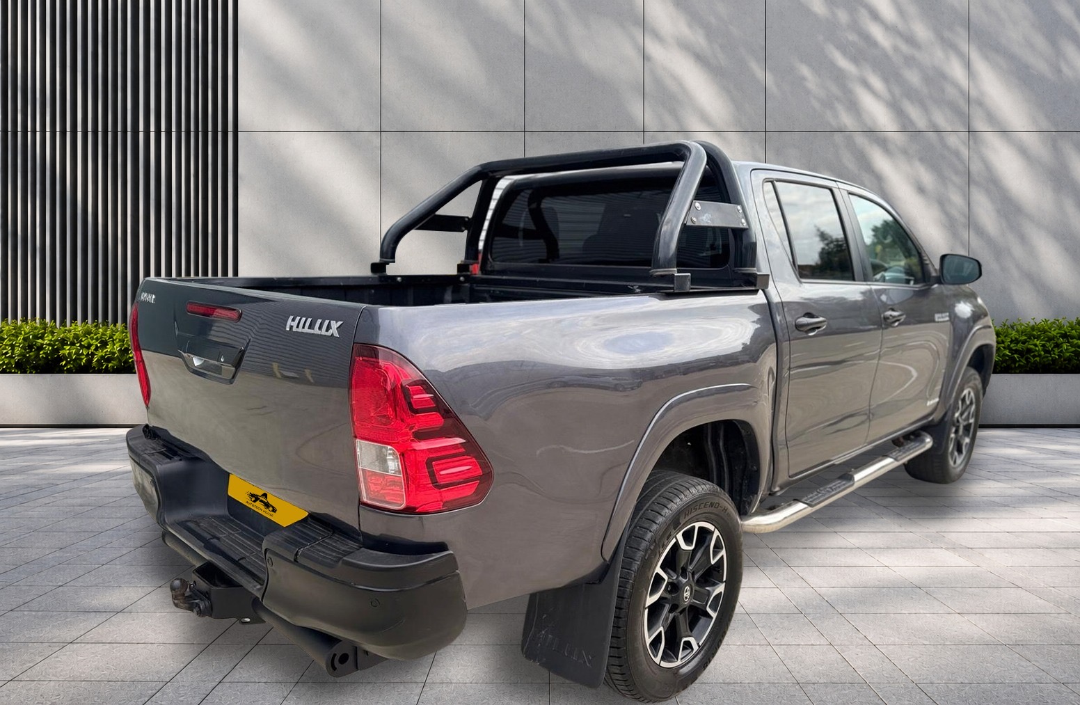 
								Toyota Hilux 2.4 D-4D Invincible X 4WD Euro 6 4dr (TSS) full									