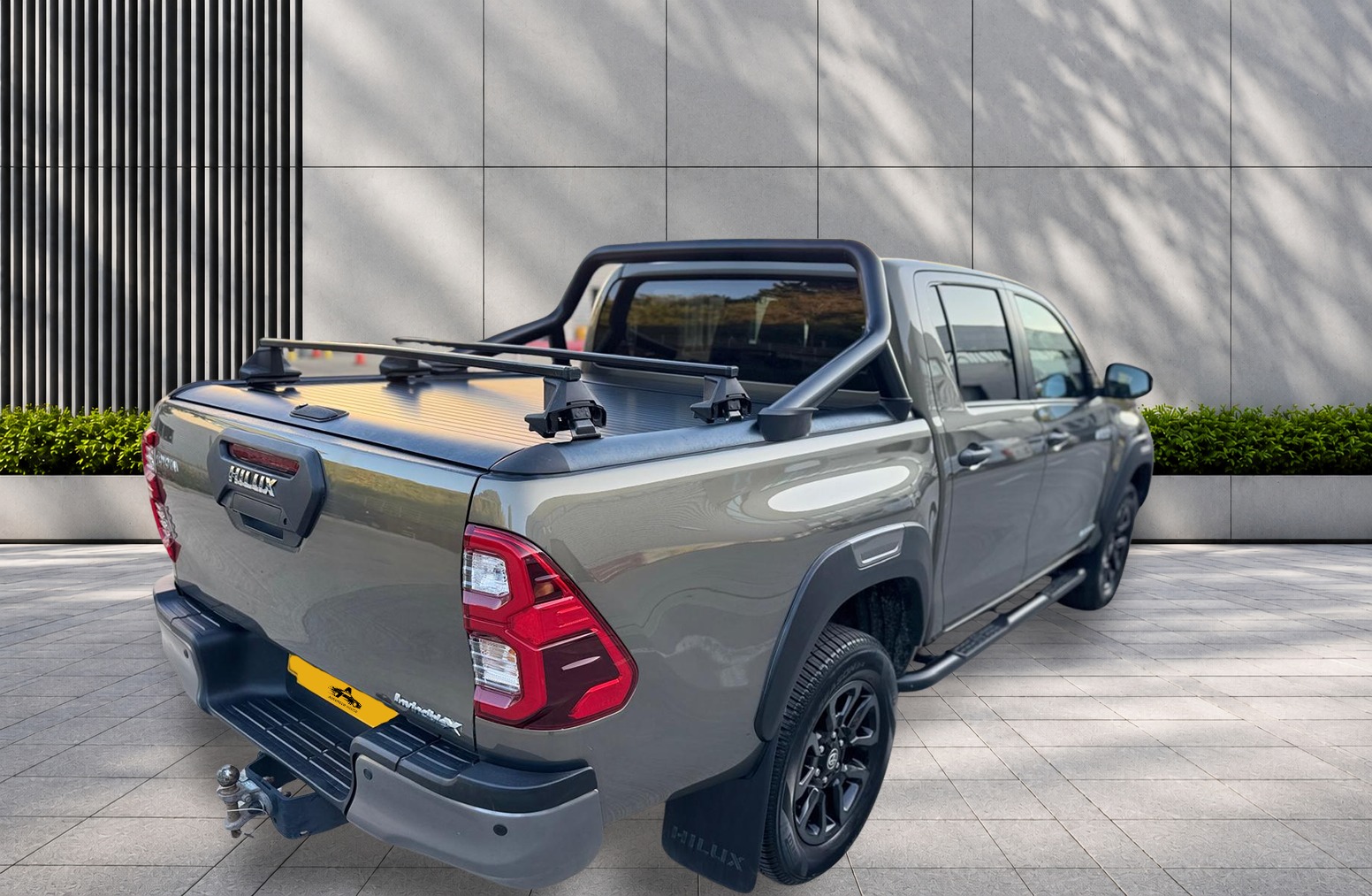 
								Toyota Hilux 2.8 D-4D Invincible X Auto 4WD Euro 6 (s/s) 4dr full									