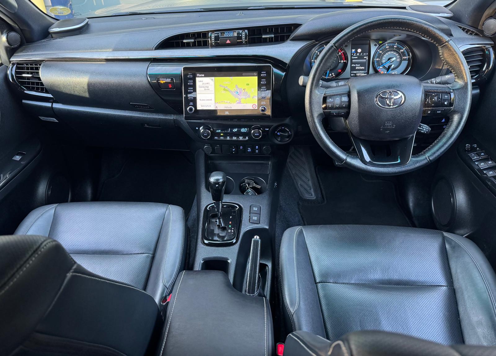 
								Toyota Hilux 2.8 D-4D Invincible X Auto 4WD Euro 6 (s/s) 4dr full									
