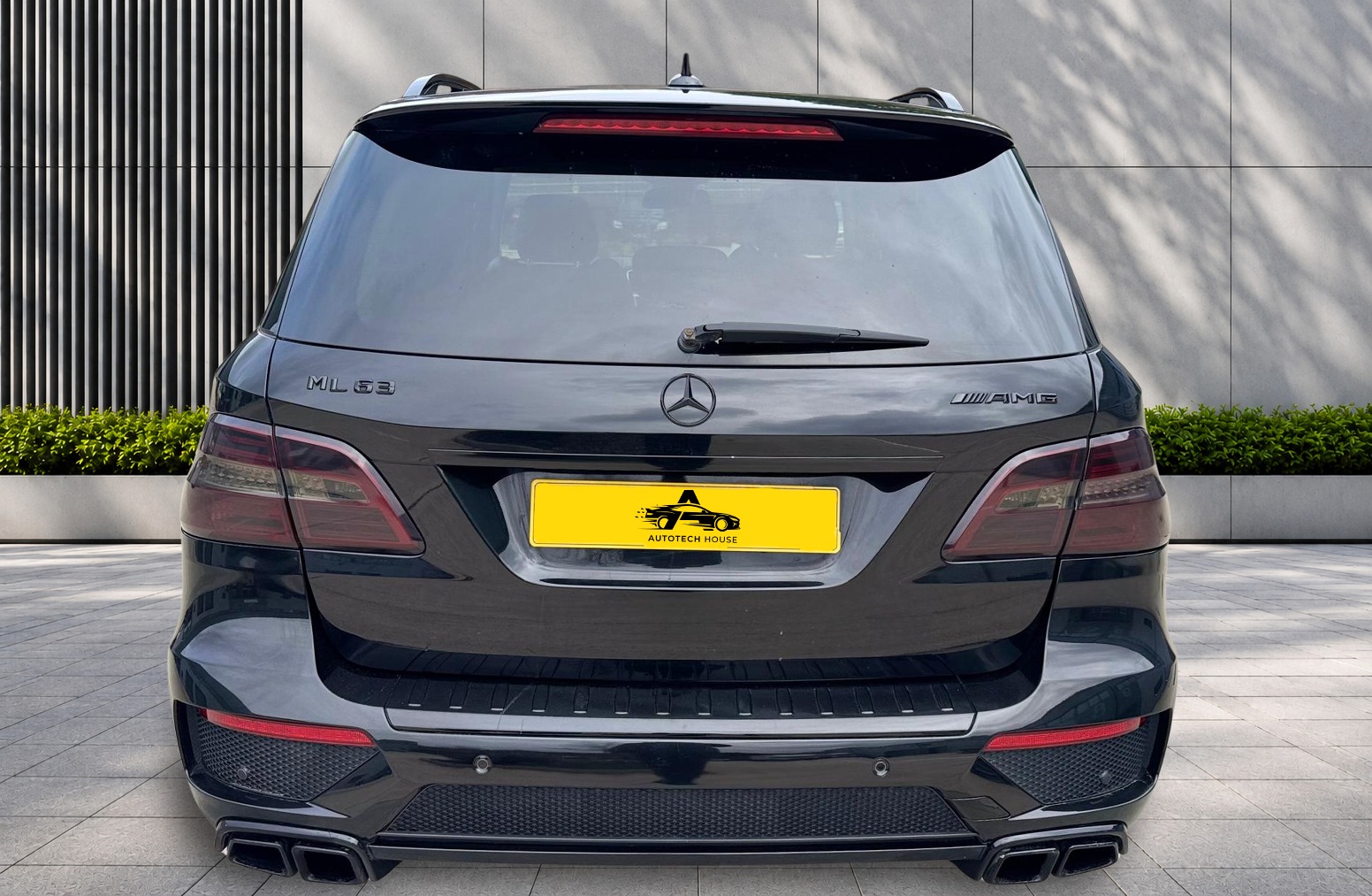 
								Mercedes-Benz M Class 5.5 ML63 V8 AMG G-Tronic 4WD Euro 5 (s/s) 5dr full									
