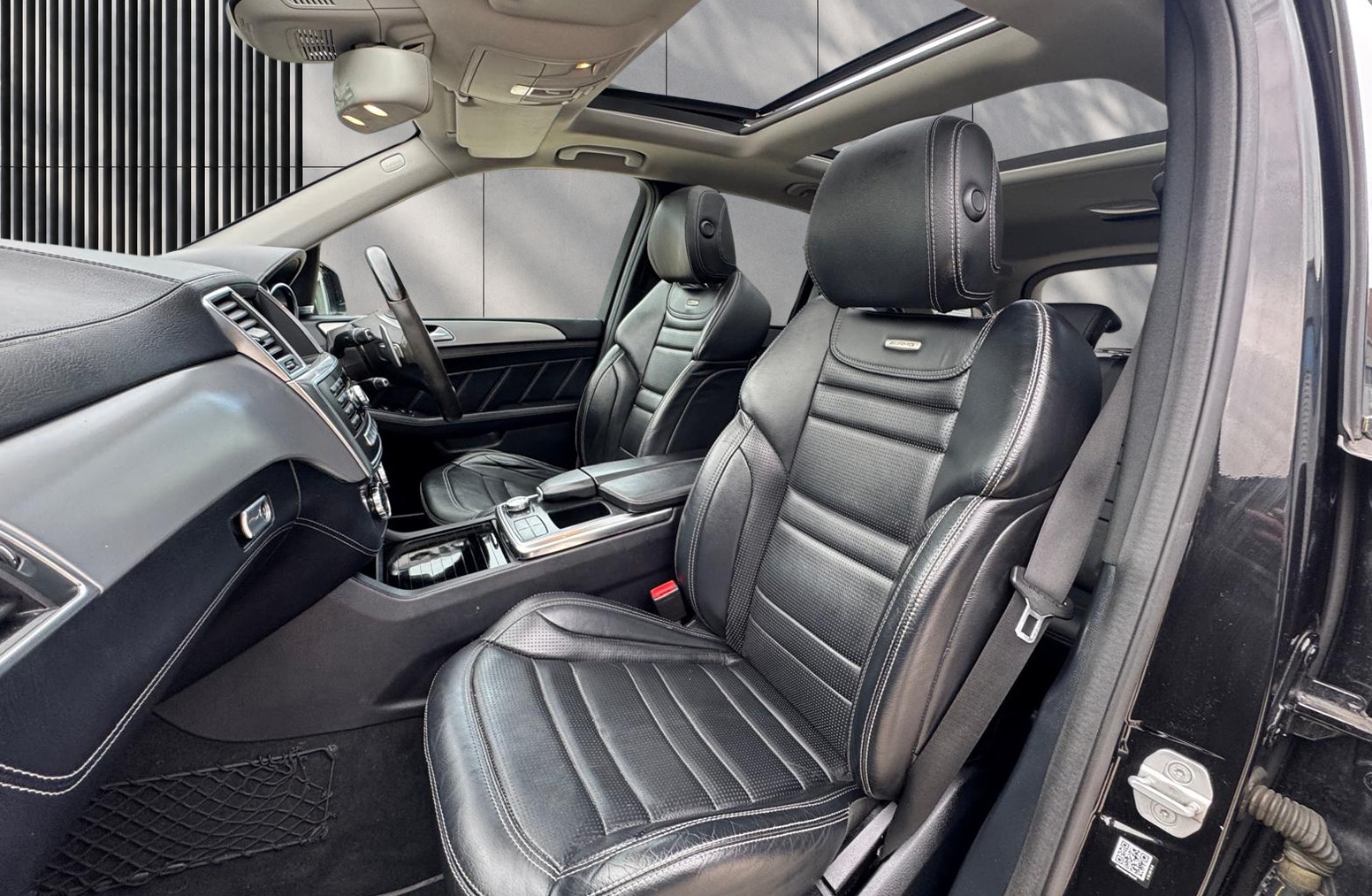 
								Mercedes-Benz M Class 5.5 ML63 V8 AMG G-Tronic 4WD Euro 5 (s/s) 5dr full									
