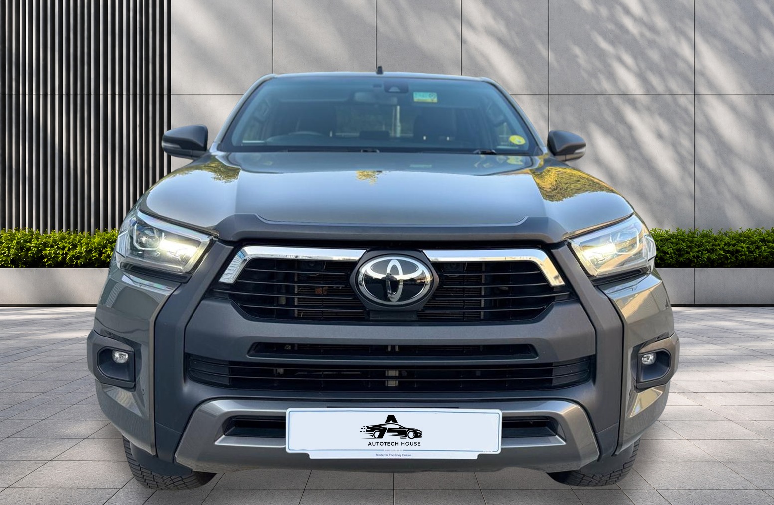 
								Toyota Hilux 2.8 D-4D Invincible X Auto 4WD Euro 6 (s/s) 4dr full									