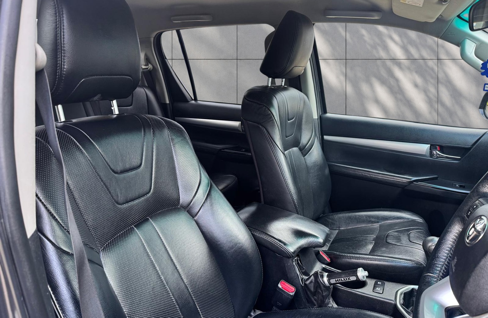 
								Toyota Hilux 2.4 D-4D Invincible X 4WD Euro 6 4dr (TSS) full									