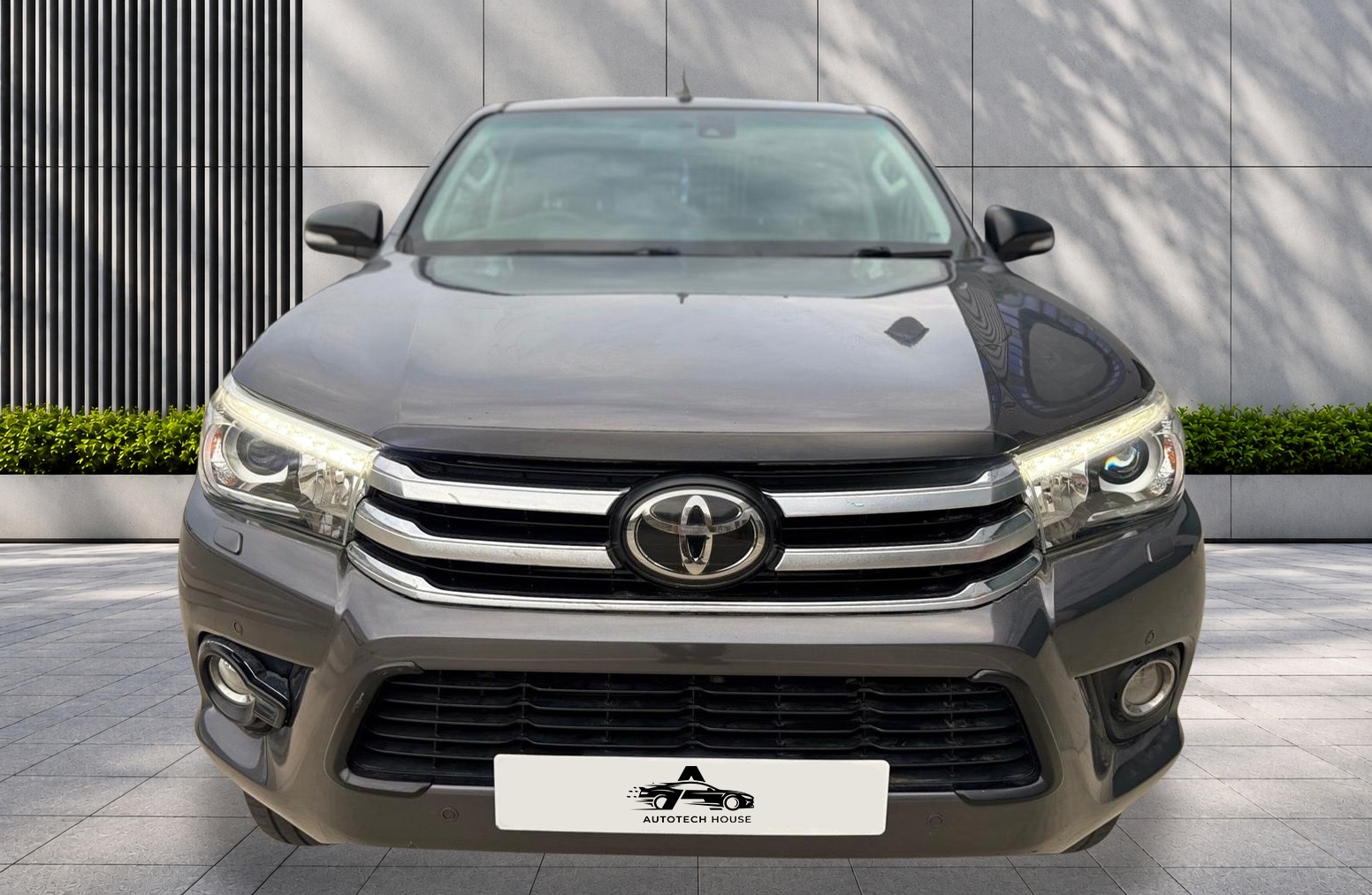 
								Toyota Hilux 2.4 D-4D Invincible X 4WD Euro 6 4dr (TSS) full									