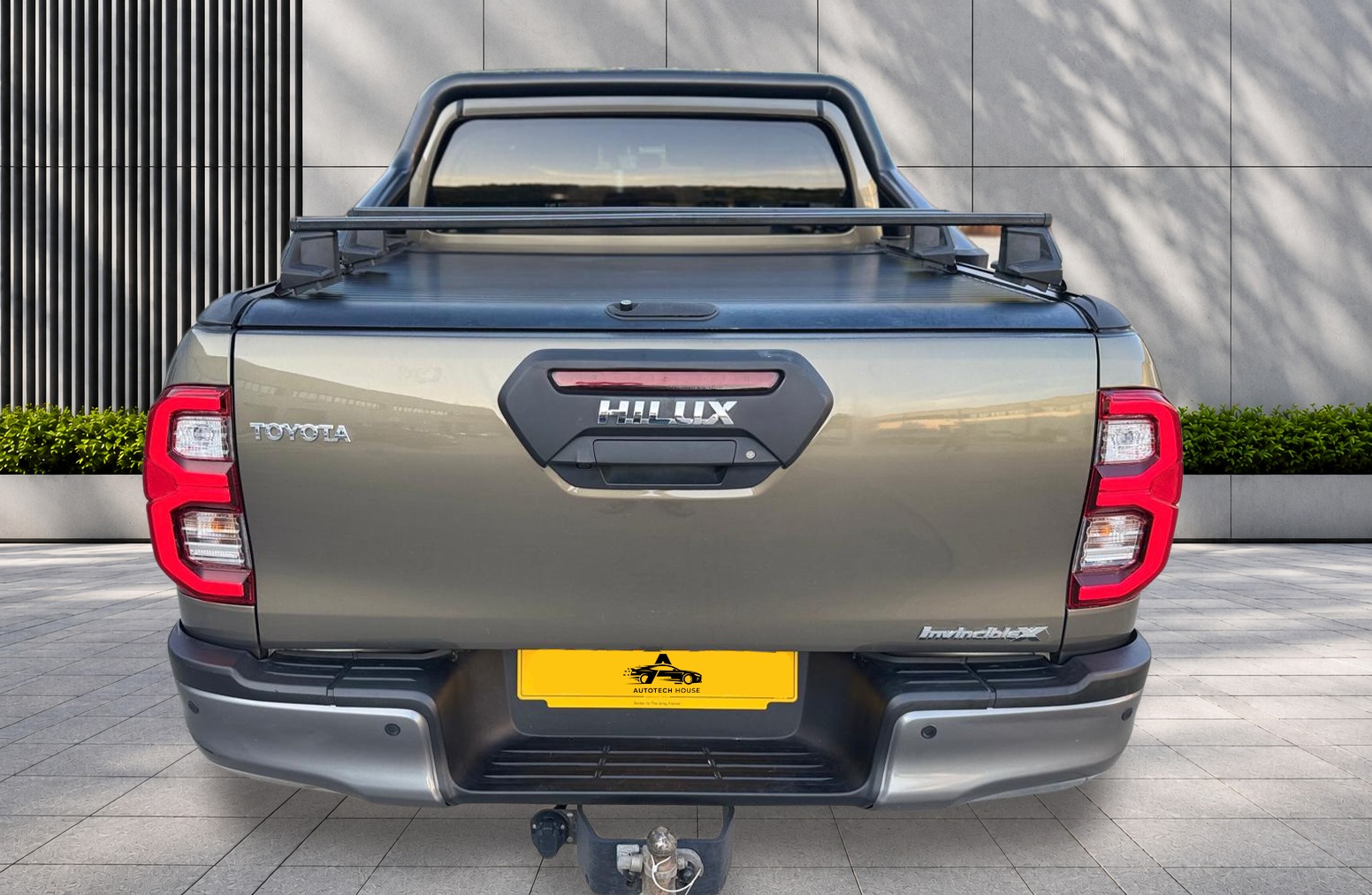 
								Toyota Hilux 2.8 D-4D Invincible X Auto 4WD Euro 6 (s/s) 4dr full									