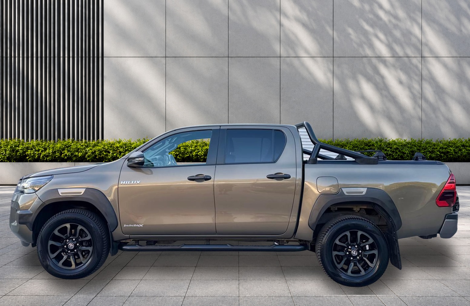 
								Toyota Hilux 2.8 D-4D Invincible X Auto 4WD Euro 6 (s/s) 4dr full									