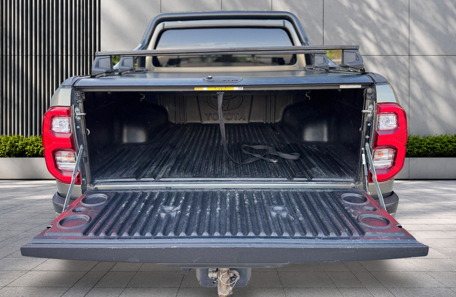 
								Toyota Hilux 2.8 D-4D Invincible X Auto 4WD Euro 6 (s/s) 4dr full									