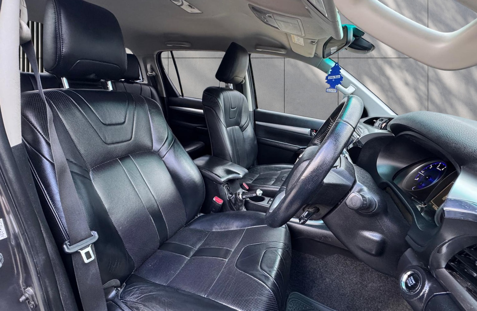
								Toyota Hilux 2.4 D-4D Invincible X 4WD Euro 6 4dr (TSS) full									