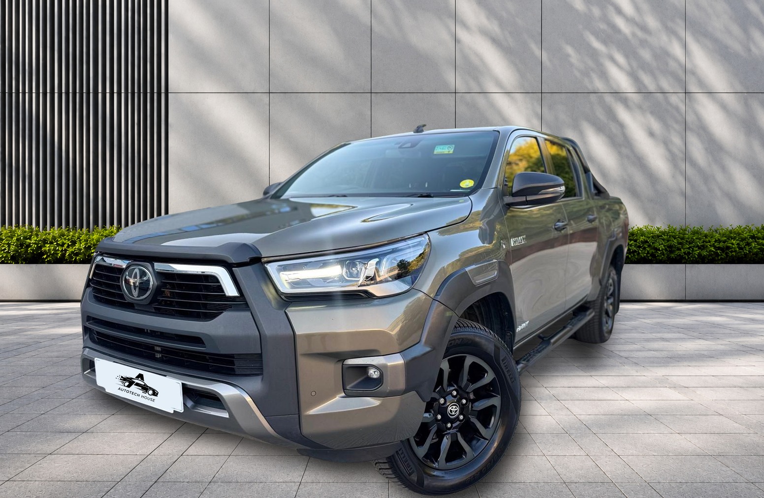 
								Toyota Hilux 2.8 D-4D Invincible X Auto 4WD Euro 6 (s/s) 4dr full									