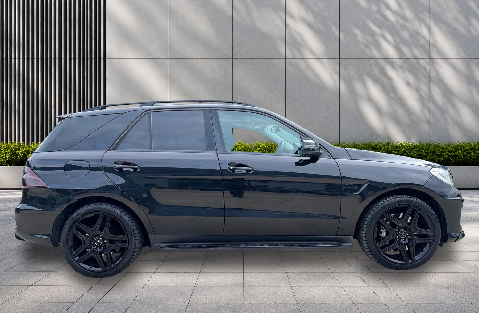 
								Mercedes-Benz M Class 5.5 ML63 V8 AMG G-Tronic 4WD Euro 5 (s/s) 5dr full									