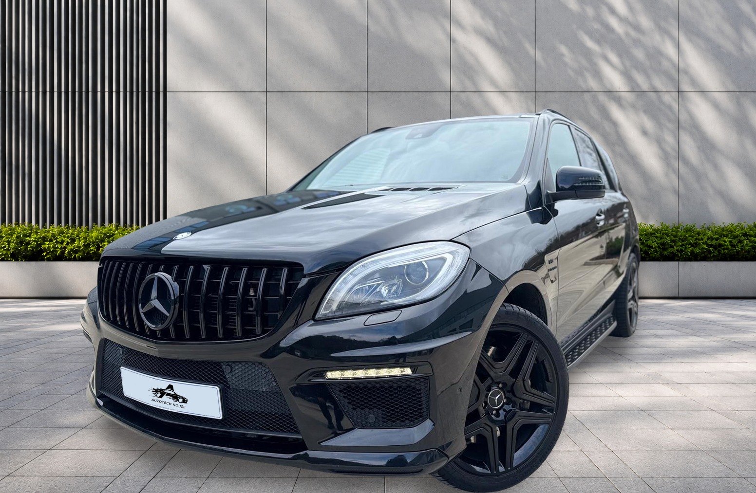 
								Mercedes-Benz M Class 5.5 ML63 V8 AMG G-Tronic 4WD Euro 5 (s/s) 5dr full									