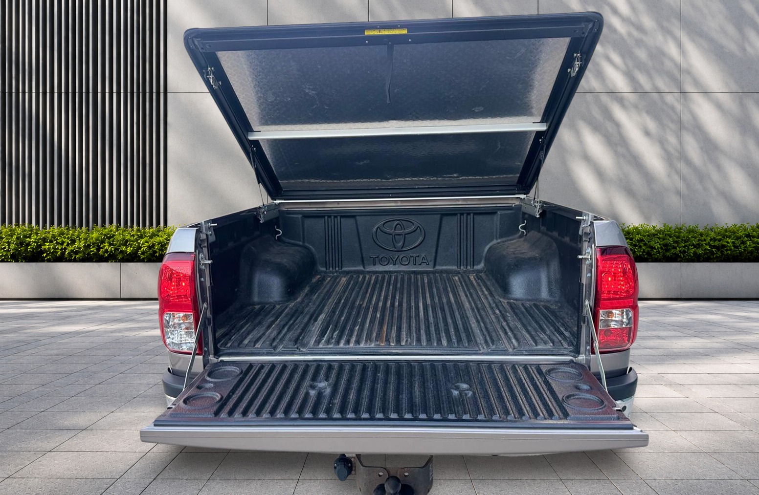 
								Toyota Hilux 2.4 D-4D Invincible Auto 4WD Euro 6 4dr (TSS) full									