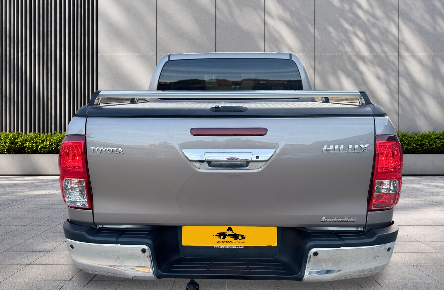 
								Toyota Hilux 2.4 D-4D Invincible Auto 4WD Euro 6 4dr (TSS) full									