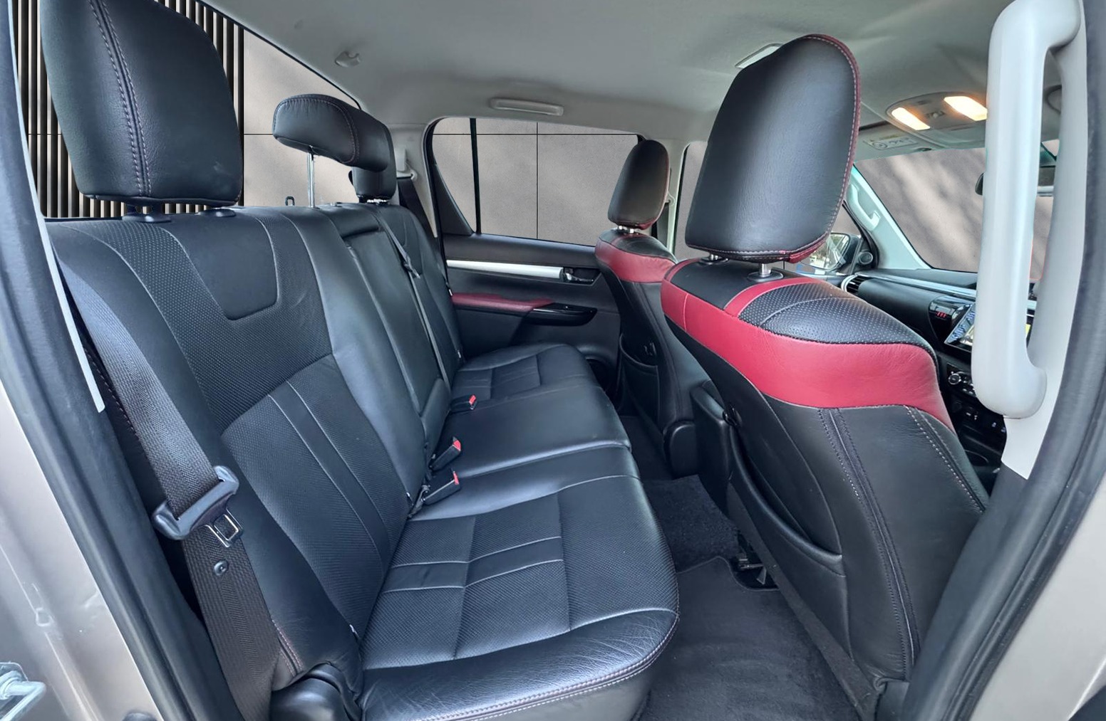 
								Toyota Hilux 2.4 D-4D Invincible Auto 4WD Euro 6 4dr (TSS) full									