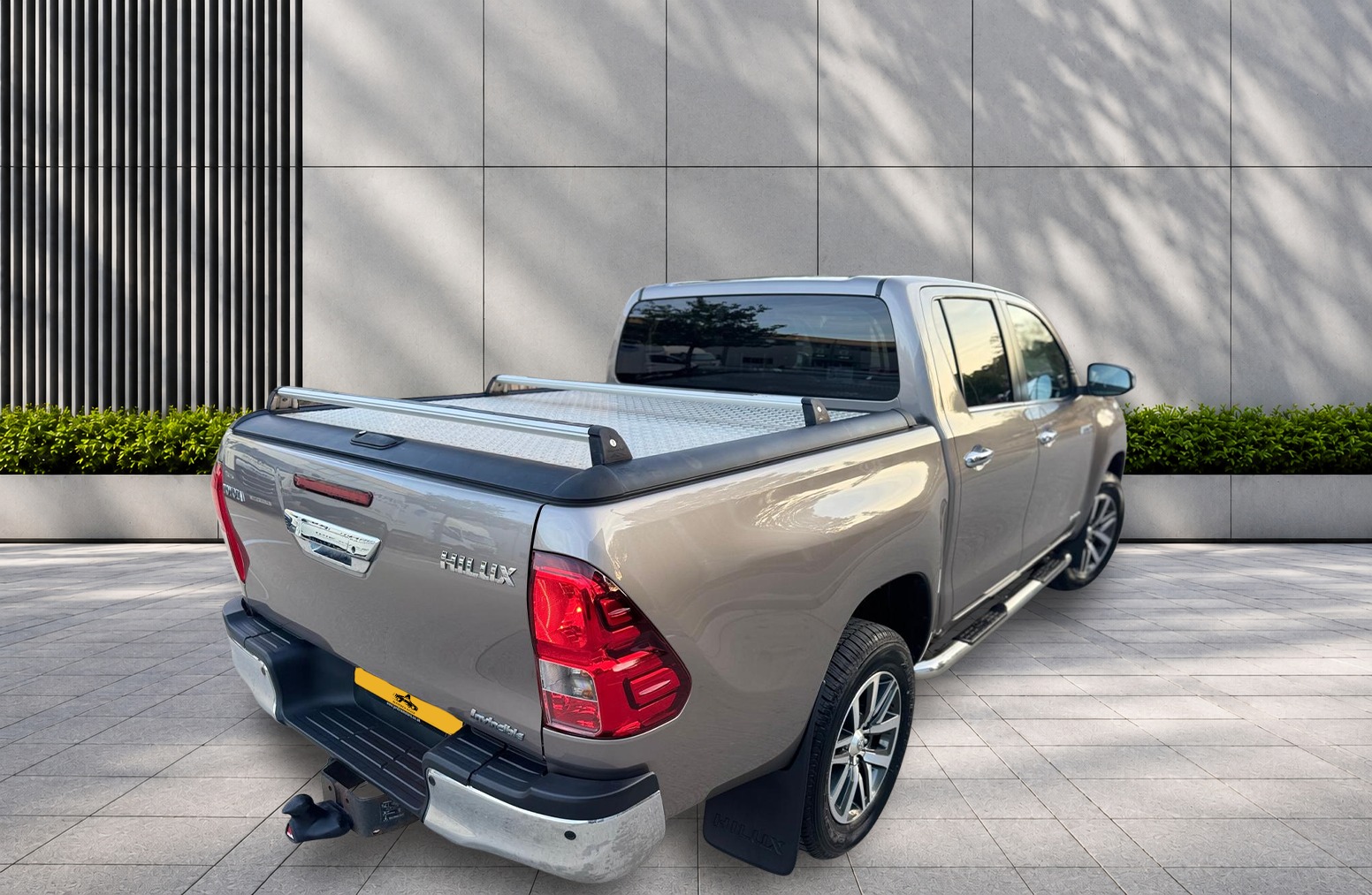 
								Toyota Hilux 2.4 D-4D Invincible Auto 4WD Euro 6 4dr (TSS) full									