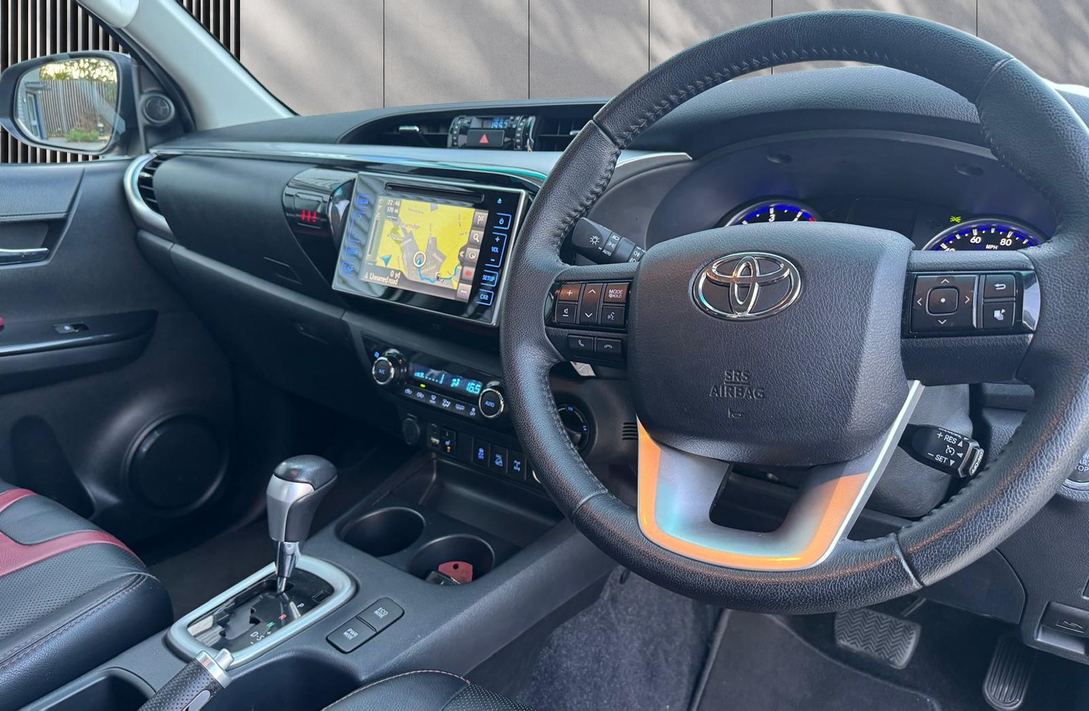 
								Toyota Hilux 2.4 D-4D Invincible Auto 4WD Euro 6 4dr (TSS) full									