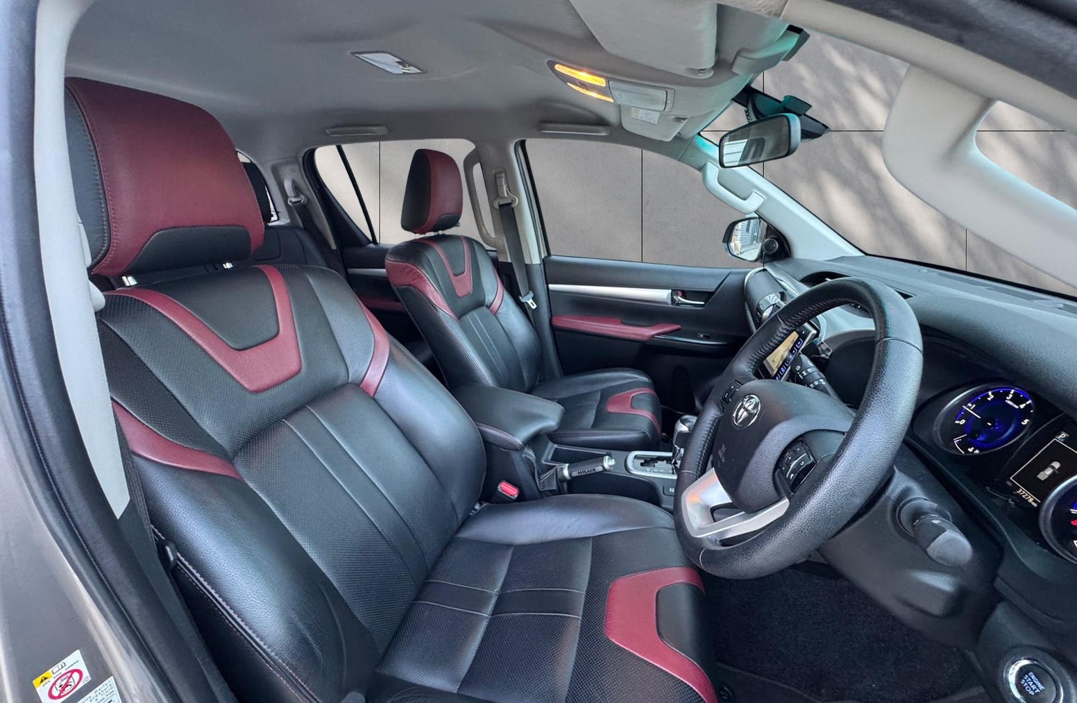 
								Toyota Hilux 2.4 D-4D Invincible Auto 4WD Euro 6 4dr (TSS) full									