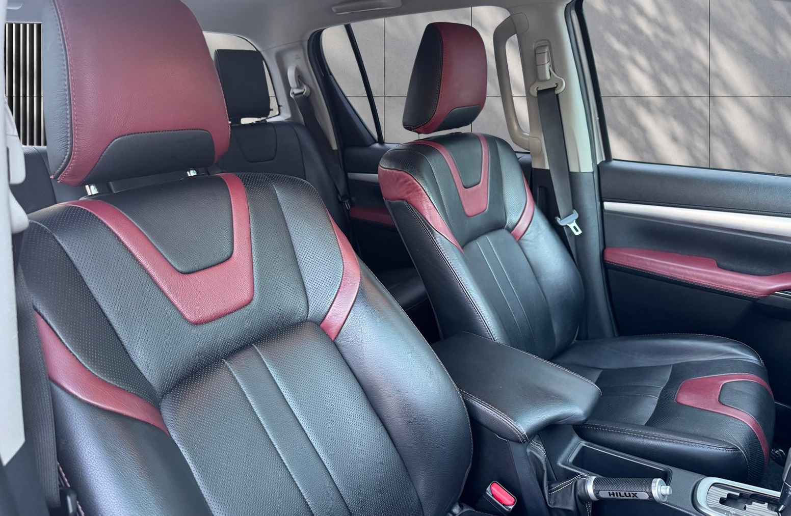
								Toyota Hilux 2.4 D-4D Invincible Auto 4WD Euro 6 4dr (TSS) full									