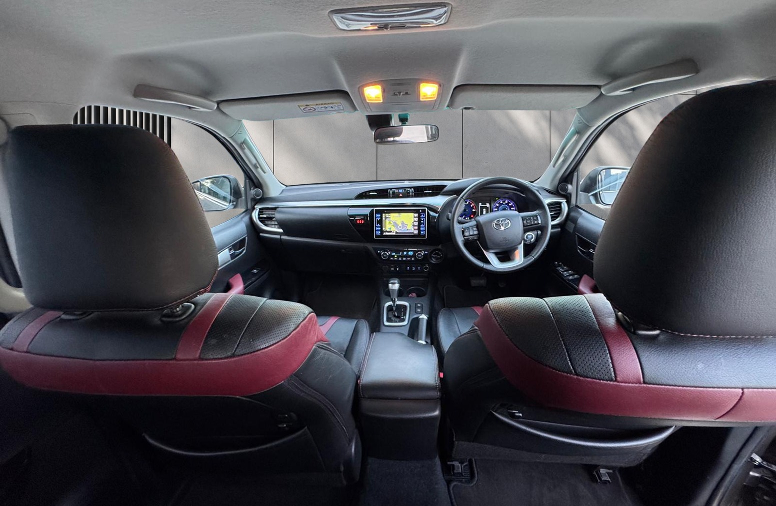 
								Toyota Hilux 2.4 D-4D Invincible Auto 4WD Euro 6 4dr (TSS) full									