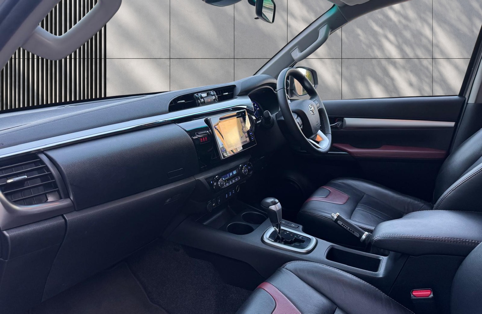 
								Toyota Hilux 2.4 D-4D Invincible Auto 4WD Euro 6 4dr (TSS) full									