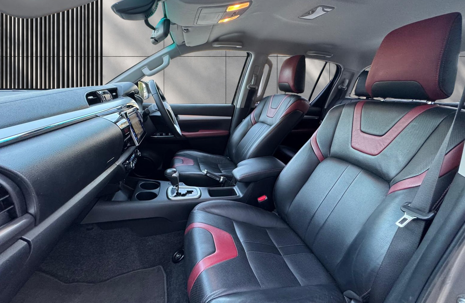 
								Toyota Hilux 2.4 D-4D Invincible Auto 4WD Euro 6 4dr (TSS) full									