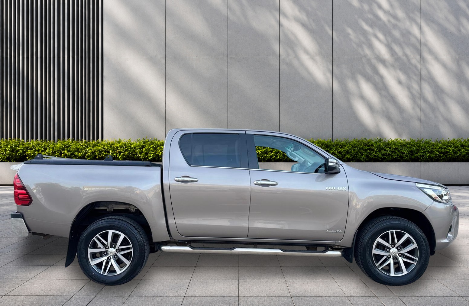 
								Toyota Hilux 2.4 D-4D Invincible Auto 4WD Euro 6 4dr (TSS) full									
